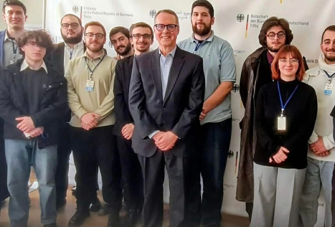 “ეს ფოტო მე გავავრცელე იმედმა და რუსთავი 2-მა ნახეს და აწარმოებენ კამპანიას “საიდუმლო” მნიშვნელობაზე ” –  პეტერ ფიშერი