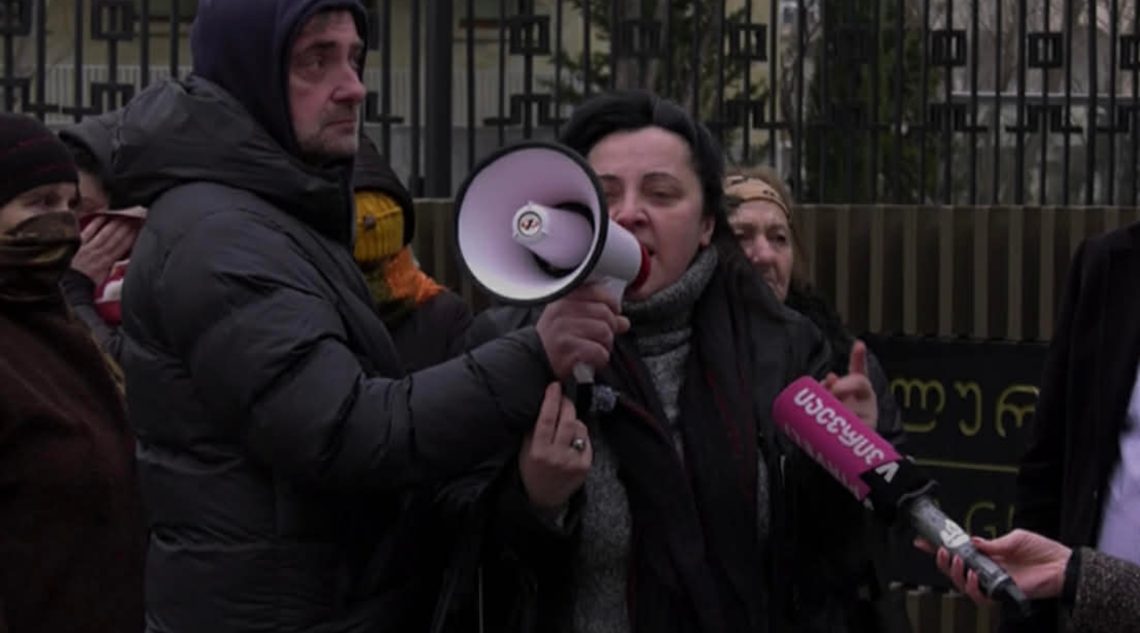 გიგა ავალიანის მკვლელობის საქმეზე დაკავებული არასრლუწლოვნის ოჯახი გვარაკიძის გადადგომას ითხოვს