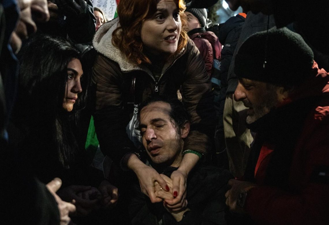 თბილისში, ირანის საელჩოსთან მიმდინარე აქციაზე, ახალგაზრდა კაცი ცუდად გახდა მას შემდეგ, რაც შეიტყო, რომ მისი ოჯახის წევრი ირანში საპროტესტო აქციებისას მოკლეს