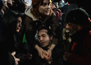 თბილისში, ირანის საელჩოსთან მიმდინარე აქციაზე, ახალგაზრდა კაცი ცუდად გახდა მას შემდეგ, რაც შეიტყო, რომ მისი ოჯახის წევრი ირანში საპროტესტო აქციებისას მოკლეს