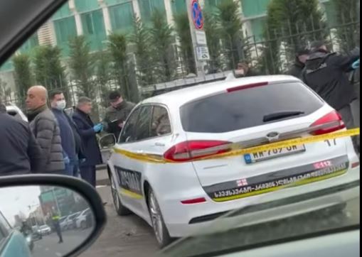 თბილისში, ვაჟა-ფშაველას გამზირზე, სახელმწიფო უსაფრთხოების სამსახურთან პოლიცია და ექსპერტ-კრიმინალისტები არიან მობილიზებული