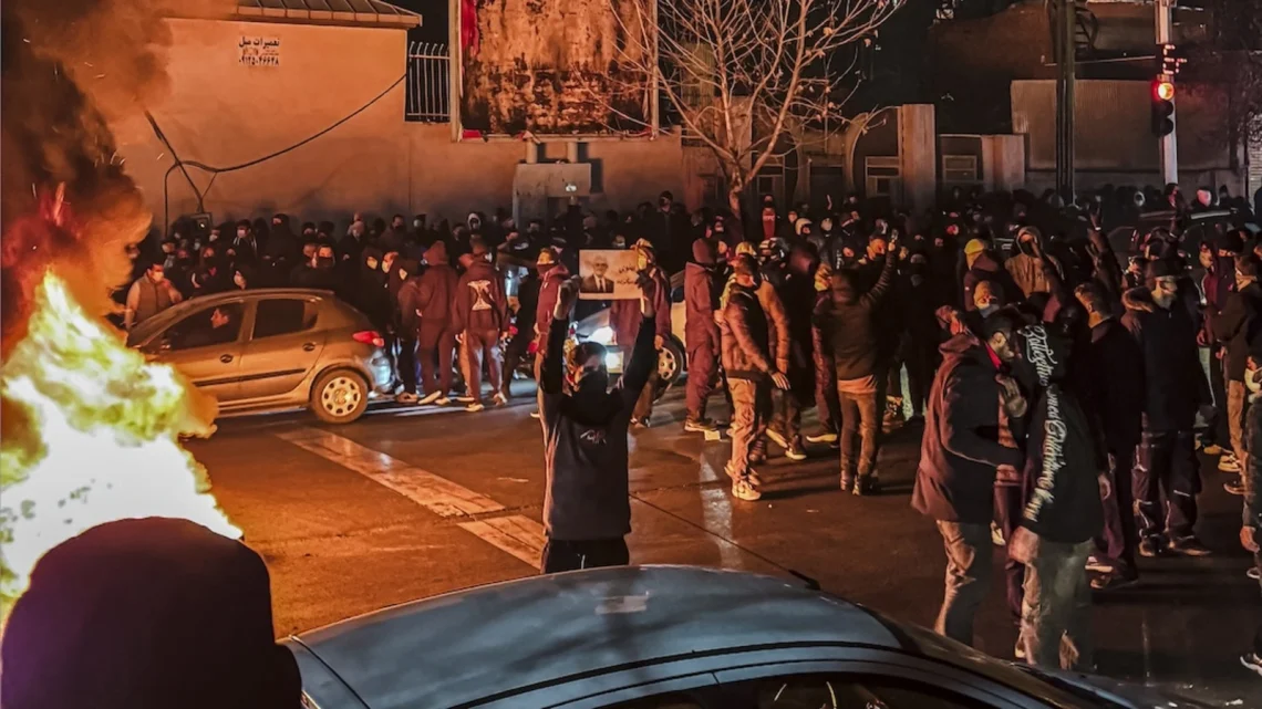 “საავადმყოფოში ყველა საწოლი დაკავებულია, ხალხი ტერორმა შეიპყრო” – ირანიდან გაქცეული ექიმი