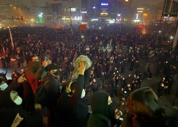 ირანის რევოლუციური გვარდიის წევრები და სამოქალაქო ფორმაში გამოწყობილი უსაფრთხოების ძალები აღმოსავლეთ თეირანში, მოკლული დემონსტრანტების ოჯახებს თავს დაესხნენ