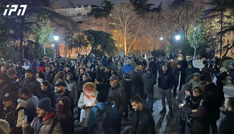 “სახელმწიფოს მხრიდან უნივერსიტეტზე ძალადობა ხდება”- თსუ-სთან საპროტესტო აქცია მიმდინარეობს