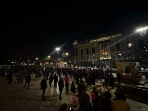 თსუ-დან შეკრებილები მარშით პარლამენტთან ჩამოვიდნენ და აქციას შეუერთდნენ
