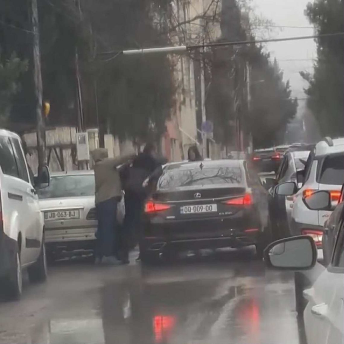 დაპირისპირება თბილისში, ჭიაურელის ქუჩაზე – რა კადრები ვრცელდება ადგილიდან
