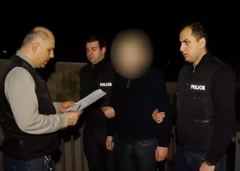 დაკავებულია პირი, რომელიც ოჯახის წევრზე ფიზიკურად და სექსუალურად ძალადობდა და სიცოცხლის მოსპობით ემუქრებოდა – შსს