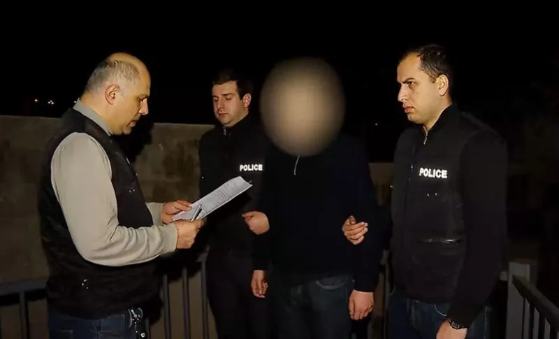 დაკავებულია პირი, რომელიც ოჯახის წევრზე ფიზიკურად და სექსუალურად ძალადობდა და სიცოცხლის მოსპობით ემუქრებოდა – შსს