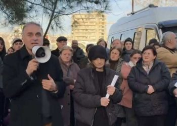 პროკურატურასთან მოკლული მასწავლებლის, გიგა ავალიანის დედის, ეკა კუპატაძის მხარდამჭერი აქცია მიმდინარეობს