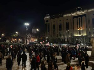 თსუ-დან შეკრებილები მარშით პარლამენტთან ჩამოვიდნენ და აქციას შეუერთდნენ