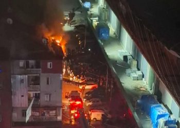 ბათუმში, საცხოვრებელ კორპუსში ხანძარია – რა ხდება ადგილზე