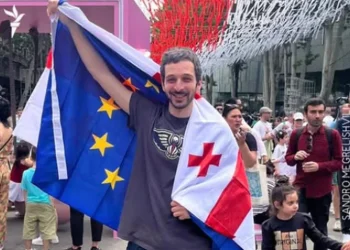 მოქალაქეებს, სანდრო მეგრელიშვილს და დიმიტრი ჯამბურიას ტროტუარზე დგომის საქმეზე 4-4-დღიანი ადმინისტრაციული პატიმრობა შეეფარდათ