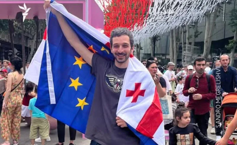 მოქალაქეებს, სანდრო მეგრელიშვილს და დიმიტრი ჯამბურიას ტროტუარზე დგომის საქმეზე 4-4-დღიანი ადმინისტრაციული პატიმრობა შეეფარდათ