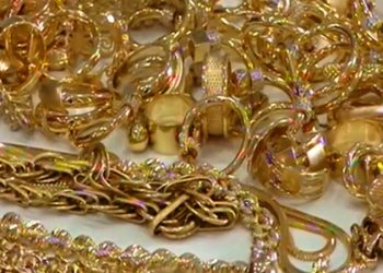 დააკავეს პირები, რომლებიც ყალბ ოქროს ნივთებს ალომბარდებდნენ და თანხას თაღლითურად ეუფლებოდნენ