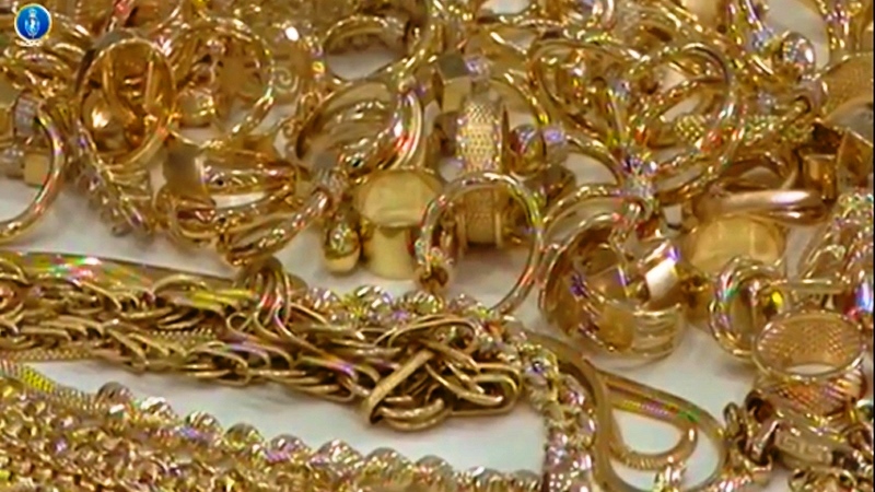 დააკავეს პირები, რომლებიც ყალბ ოქროს ნივთებს ალომბარდებდნენ და თანხას თაღლითურად ეუფლებოდნენ