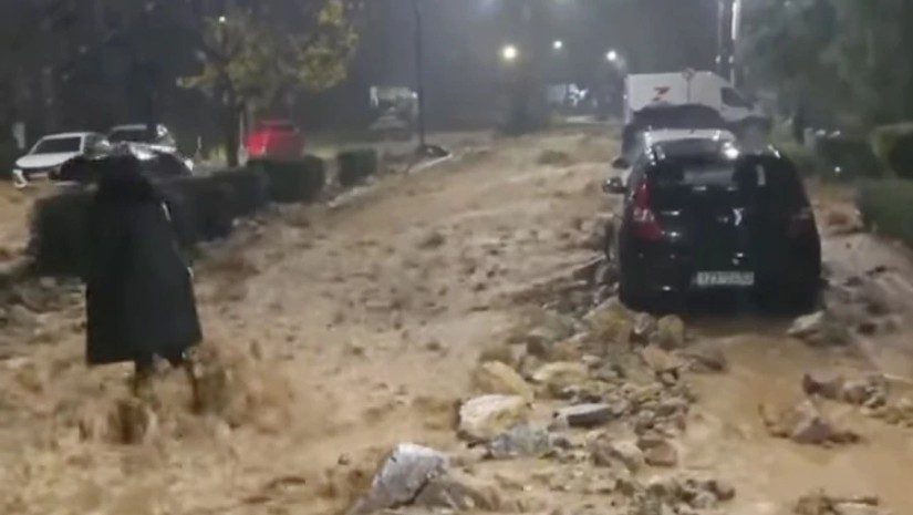 ძლიერი შტორმის დროს შუახნის ქალი ავტომობილის ქვეშ მოყვა და ნიაღვარმა წაიღო – საბერძნეთში სტიქია მძვინვარებს