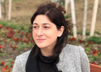 ირანის საელჩოსთან აქციაზე დაკავებული აქტივისტი ნუცა მახარაძე სასამართლო პროცესზე შეუძლოდ გახდა- სხდომაზე შესვენება გამოცხადდა და დარბაზში ექიმი გამოიძახეს