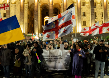 უპრეცედენტო გადაწყვეტილება – ტროტუარზე დგომისთვის მოქალაქეები პატიმრობაში გაუშვეს