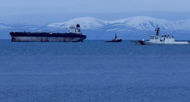 “აშშ-მა დაკავებული ნავთობტანკერის ქართველი კაპიტანი დიდი ბრიტანეთის ტერიტორიული წყლებიდან გაიყვანა და ახლა აშშ-ის სანაპირო დაცვის ხომალდზე იმყოფება” – Reuters