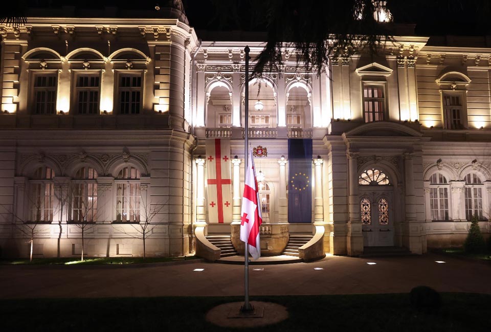 საბჭოთა ოკუპაციის დღესთან დაკავშირებით, საქართველოს პრეზიდენტის სასახლეზე სახელმწიფო დროშა დაეშვა