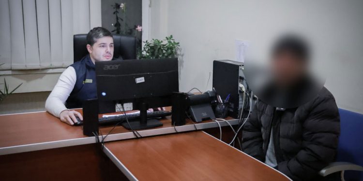 ფინანსთა სამინისტროს საგამოძიებო სამსახურმა უაქციზო ალკოჰოლის უკანონო რეალიზაციის ფაქტზე რუსეთის მოქალაქე დააკავა