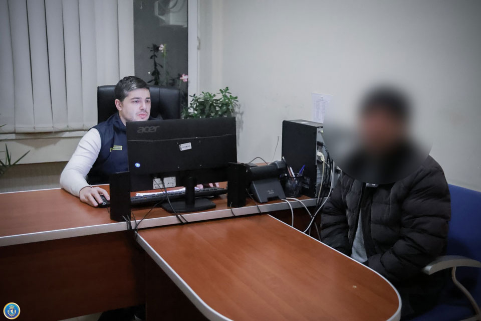 ფინანსთა სამინისტროს საგამოძიებო სამსახურმა უაქციზო ალკოჰოლის უკანონო რეალიზაციის ფაქტზე რუსეთის მოქალაქე დააკავა