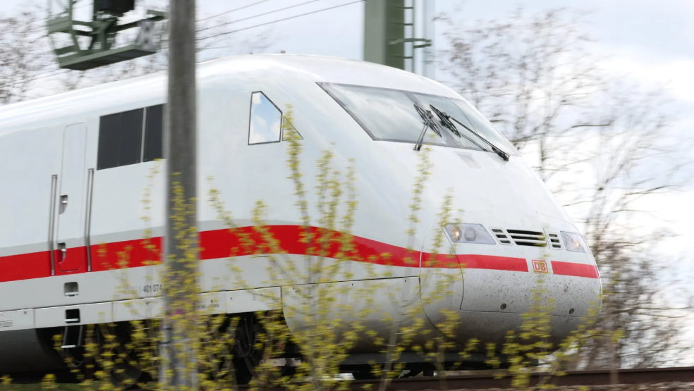 გერმანიაში მატარებლის მგზავრმა, რომელსაც ბილეთი არ ჰქონდა, კონდუქტორი დაჭრა