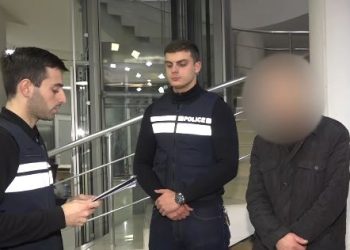 პოლიციამ ჯგუფურად ჩადენილი ქურდობის ბრალდებით ორი პირი დააკავა