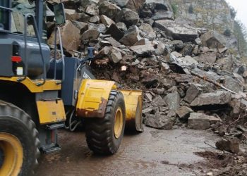 რა ვითარებაა მესტიის გზაზე – მოქალაქეებმა ღამე ავტომობილებში გაათენეს