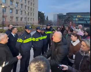 დიუშენის კუნთოვანი დისტროფიით დაავადებულთა მშობლებმა რუსთაველის მეტროდან კანცელარიის მიმართულებით საპროტესტო მსვლელობა გამართეს