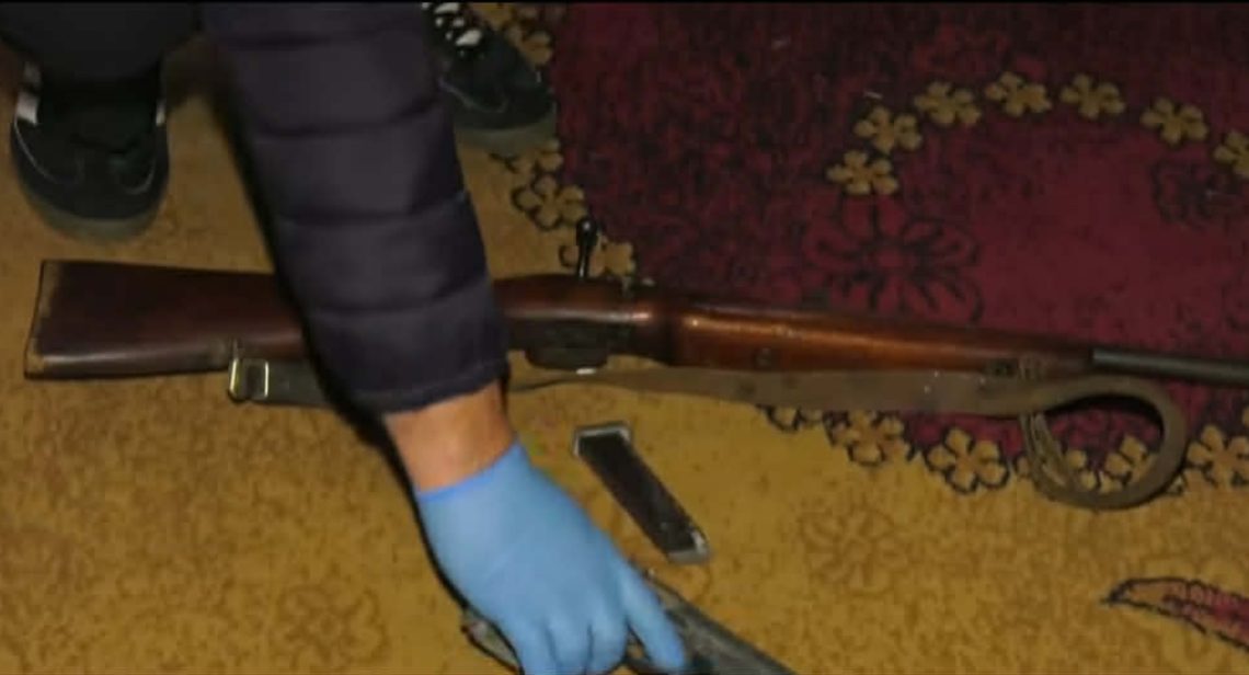 იმერეთის პოლიციამ უკანონო ცეცხლსასროლი იარაღები და საბრძოლო მასალა ამოიღო – დაკავებულია 3 პირი