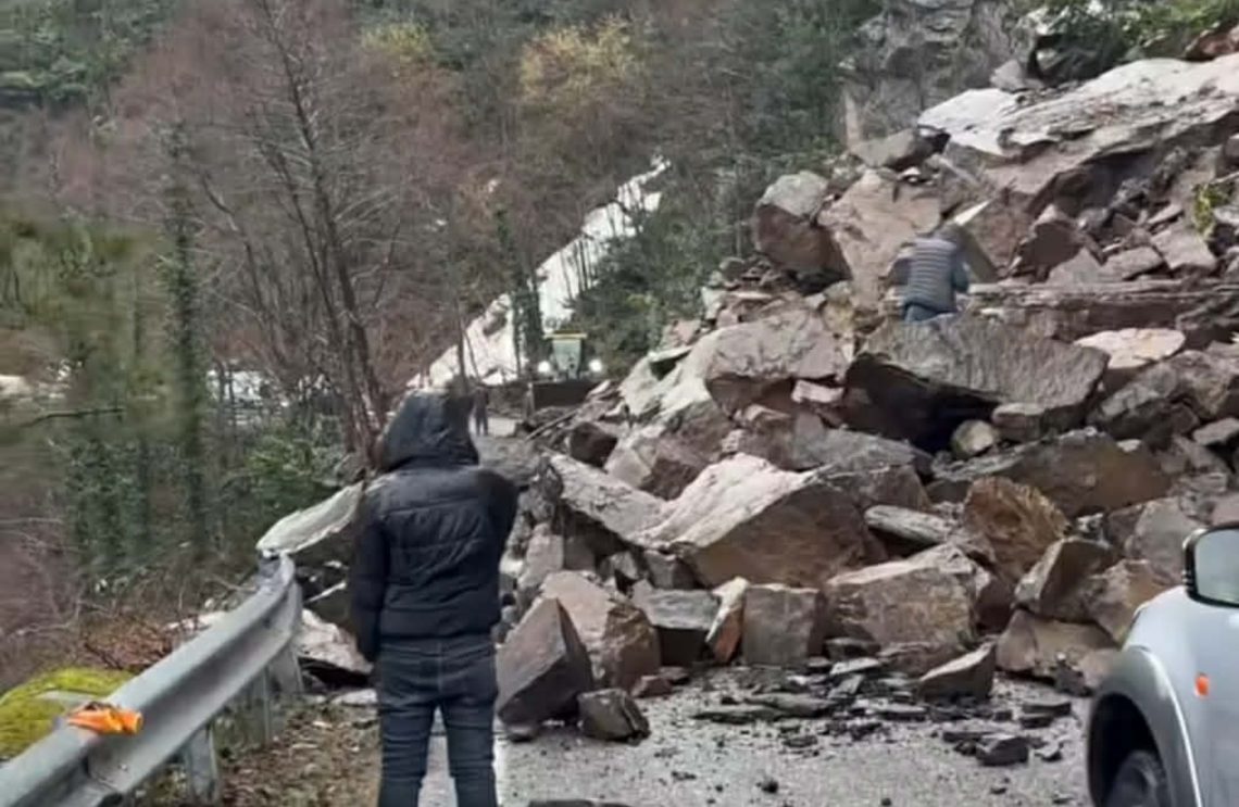 რა ხდება კლდოვანი მასის ჩამოსვლის შემდეგ მესტიის გზაზე? – კადრები ადგილიდან