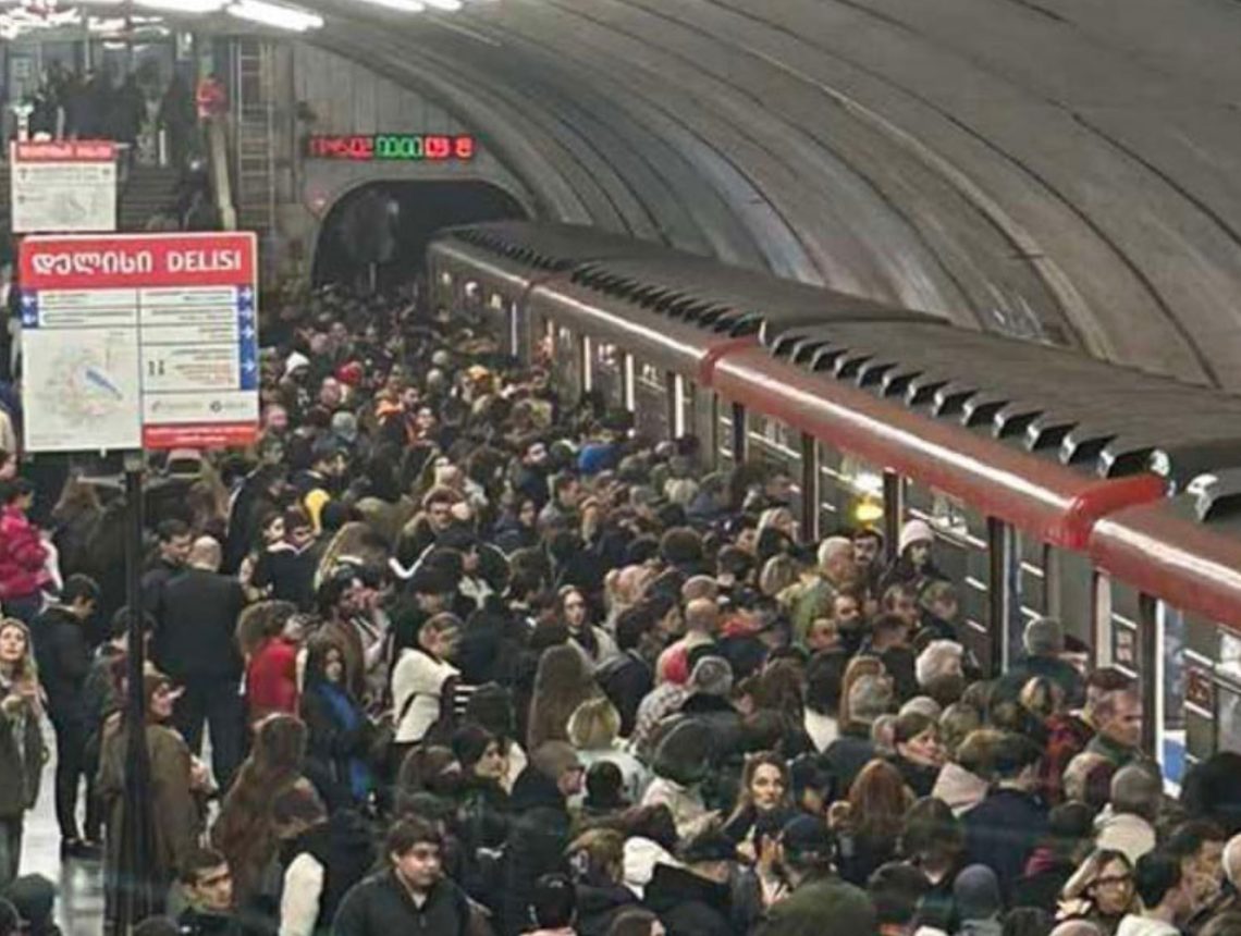 მეტროსადგურ დელისზე მატარებელი ტექნიკური მიზეზის გამო მგზავრებისგან დაიცალა და ხაზიდან მოიხსნა