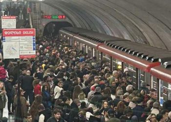 მეტროსადგურ დელისზე მატარებელი ტექნიკური მიზეზის გამო მგზავრებისგან დაიცალა და ხაზიდან მოიხსნა