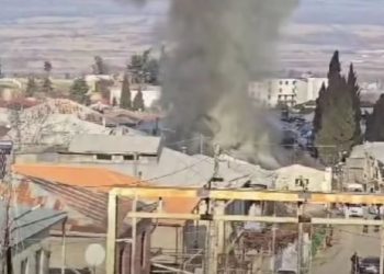 თელავში, საცხოვრებელ სახლს ცეცხლი უკიდია – რა ვითარებაა ადგილზე