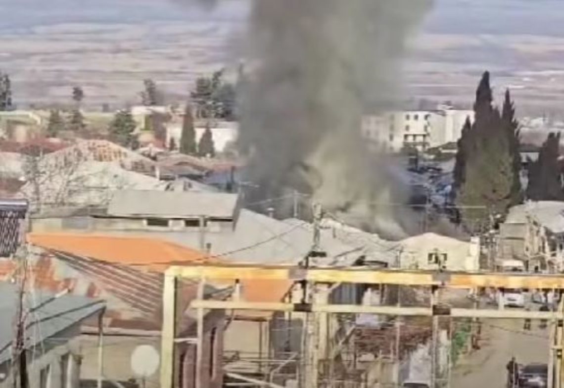 თელავში, საცხოვრებელ სახლს ცეცხლი უკიდია – რა ვითარებაა ადგილზე