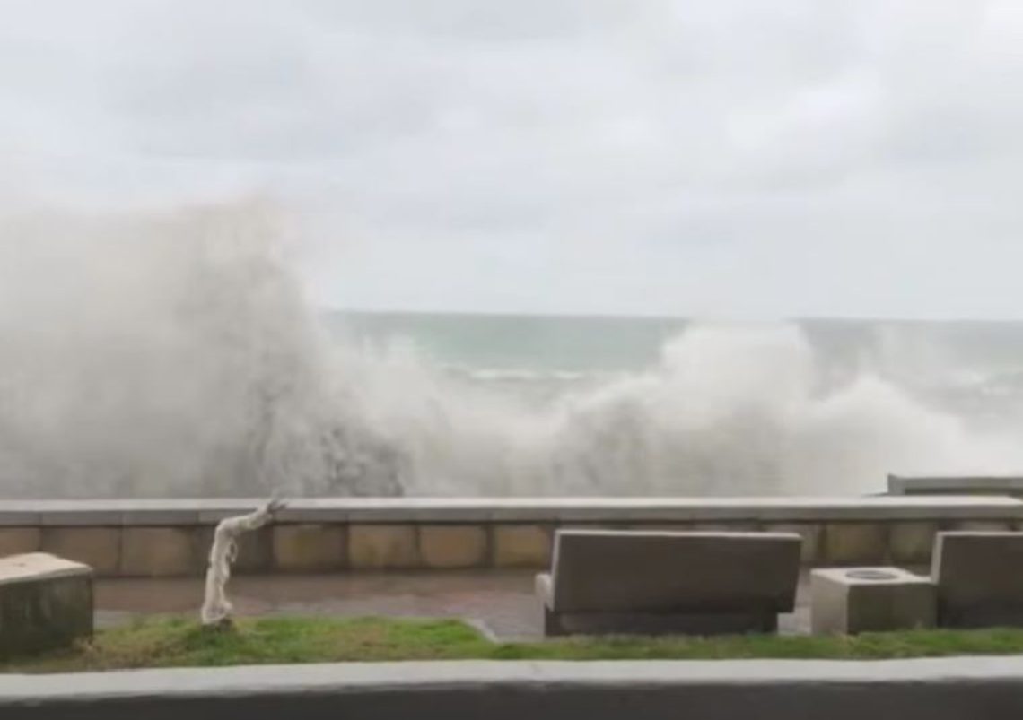 შტორმია ქობულეთის სანაპიროზე