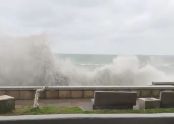 შტორმია ქობულეთის სანაპიროზე