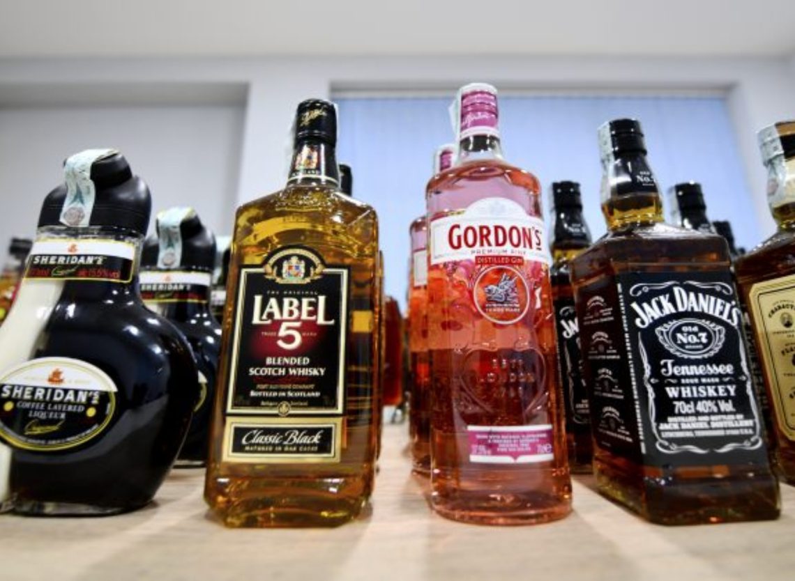 განსაკუთრებით დიდი ოდენობით უაქციზო ალკოჰოლის უკანონო შენახვა-გადაზიდვის ფაქტზე, ორი პირი დააკავეს