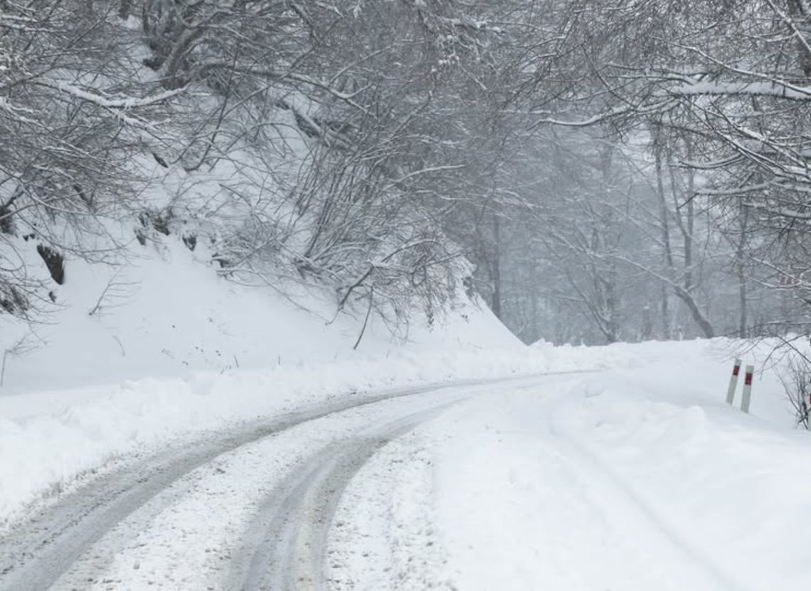 ინტენსიური თოვის გამო, გზებზე შეზღუდვები დაწესდა – ახალი ინფორმაცია მძღოლებისთვის