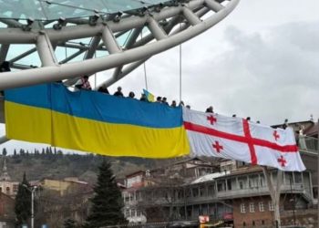 მშვიდობის ხიდიდან საქართველოსა და უკრაინის დროშები გადმოფინეს