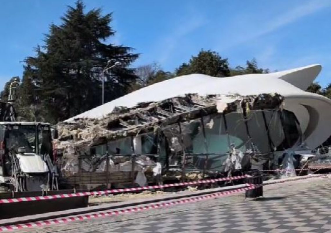 ბათუმის ძველ ბულვარში არსებულ ქორწინების სახლს ანგრევენ