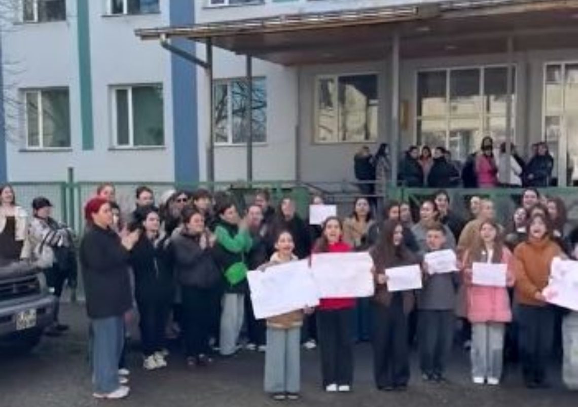 ქუთაისის 36-ე საჯარო სკოლაში პროტესტია – მოსწავლეები გათავისუფლებული მასწავლებლის დაბრუნებას ითხოვენ