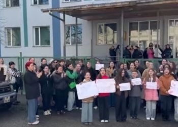ქუთაისის 36-ე საჯარო სკოლაში პროტესტია – მოსწავლეები გათავისუფლებული მასწავლებლის დაბრუნებას ითხოვენ