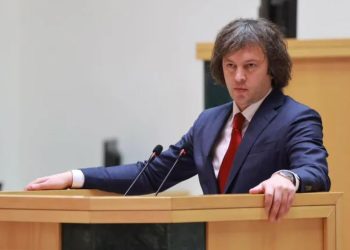 პარლამენტის პლენარულ სხდომაზე, ინტერპელაციის წესით, ირაკლი კობახიძეს უსმენენ