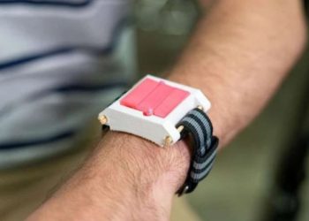 ბრიტანელმა სტუდენტებმა შექმნეს მაჯის საათი, რომელიც ადამიანებს ალერგიული შეტევისგან იხსნის