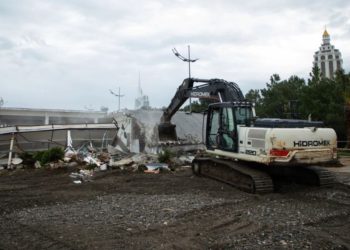 ბათუმის სანაპირო ზოლზე უნებართვო ობიექტის დემონტაჟი მიმდინარეობს