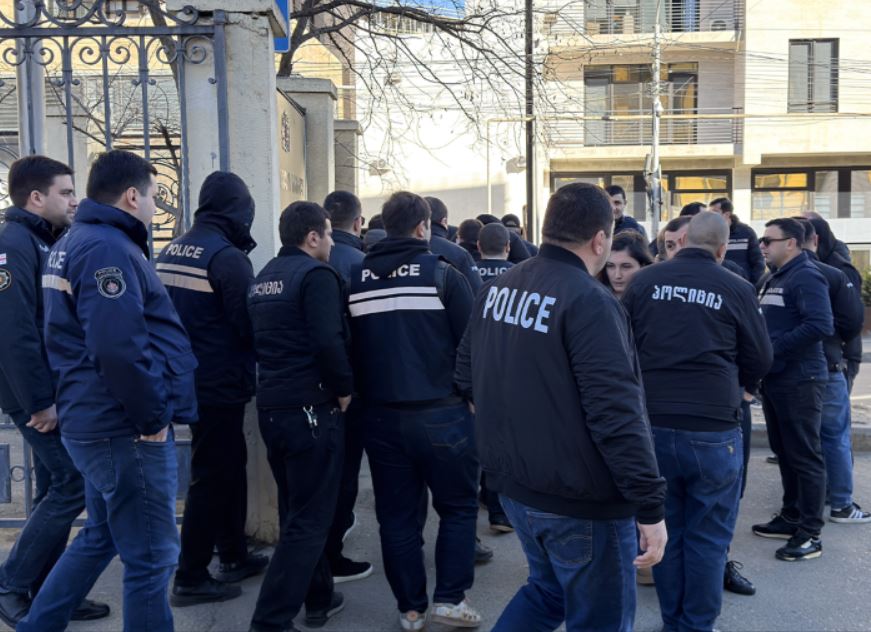 პოლიციის მობილიზებაა თბილისის საქალაქო სასამართლოს ეზოსა და მიმდებარე ტერიტორიაზე