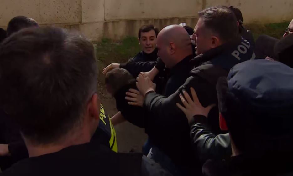 ძმები მიქაძეების სასამართლო პროცესის პარალელურად, სასამართლოსთან მომხდარი დაპირისპირების ფაქტზე 15 პირია დაკავებული