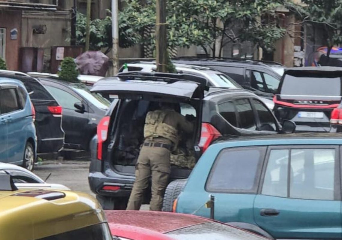 ბათუმში, ჰაიდარ აბაშიძის ქუჩაზე მდებარე შენობაში სპეცოპერაცია მიმდინარეობს